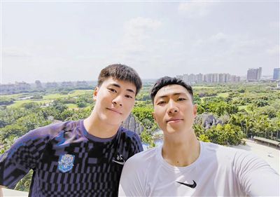 多特和尤文有意租借，但他的年薪太高（1600万欧），曼联必须支付其中的一大部分。